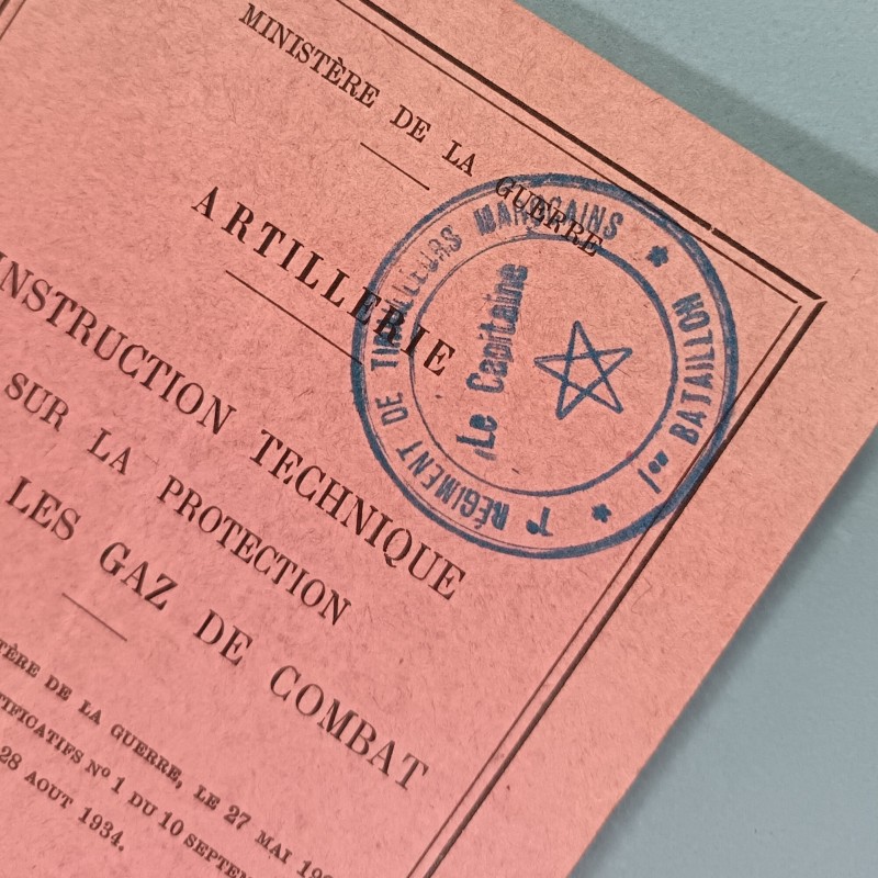 ENSEMBLE DE 2 MANUEL D'INSTRUCTION PROTECTION CONTRE LES GAZ DE COMBAT DATES 1937 TAMPONNES DU 1 er RTM